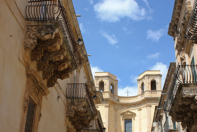 Noto - Les balcons du Palazzo Nicolaci di Villadorata et la chiesa di Montevergino