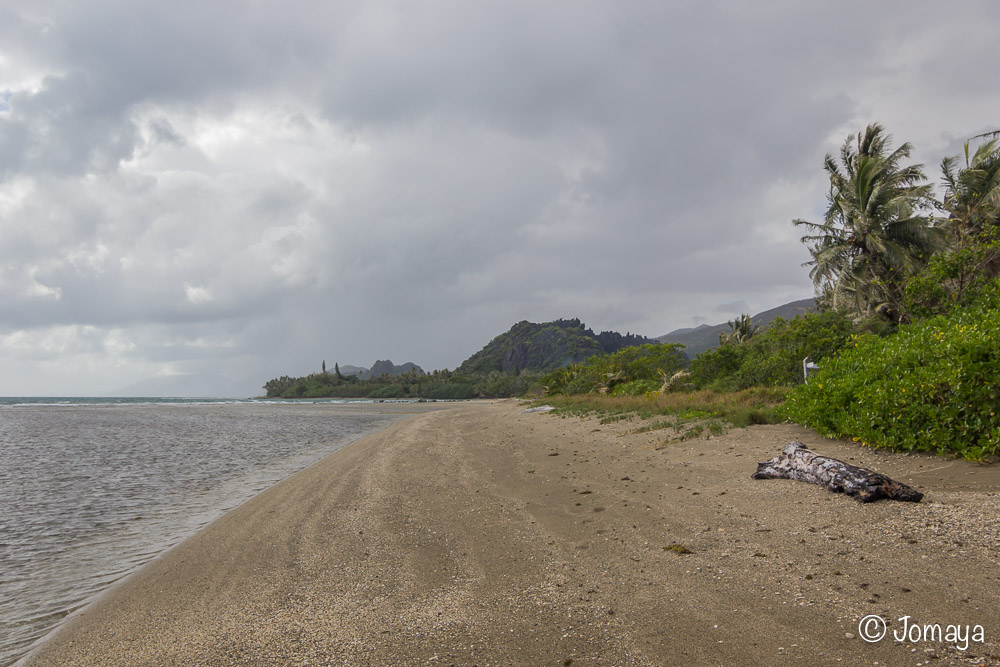 Promenade sur la plage du Billet de 500 - Falaises de Lindéralique - Hienghène - Nouvelle Calédonie